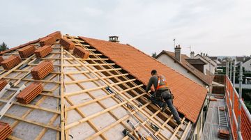 Prix toiture 100 m² : 5 500 à 25 000 € en 2026